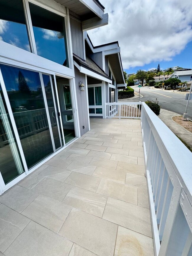 Building Photo - Charming 3-Bedroom Home with Ocean & Mount...