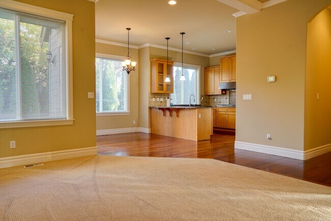 Building Photo - Custom Kent Easthill 2 Story