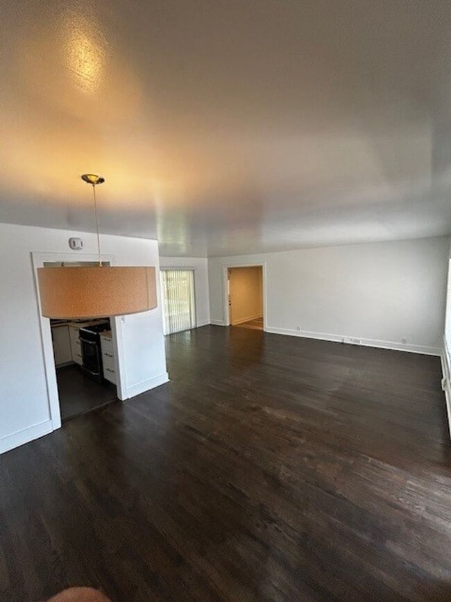 Building Photo - Rent this Gorgeous Fully Updated 3 Bd/ 1.5...