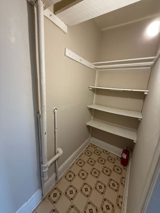 Building Photo - 562 Edmund Ave W