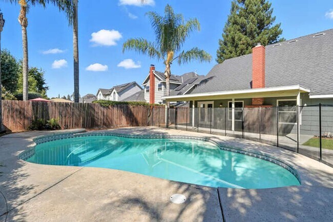 Building Photo - Spacious 5-Bedroom Home with Pool in NE Fr...