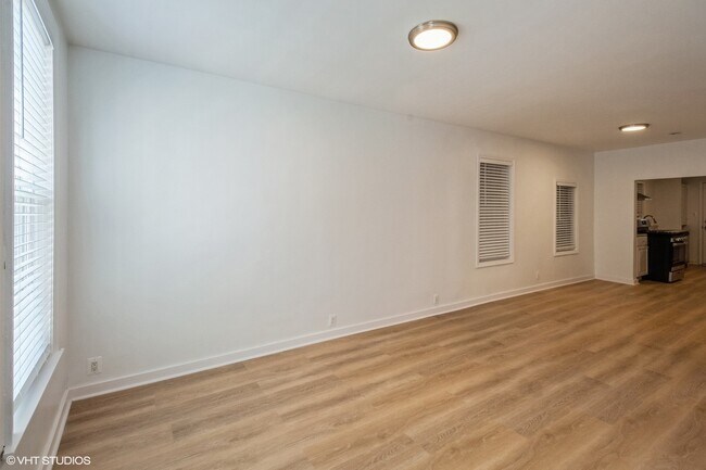 Building Photo - 1240 N Greenview Ave