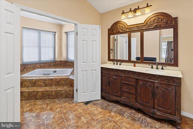 Building Photo - 7 Redwood Ct