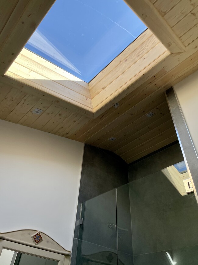 Vaulted porcelain shower - 1134 Stanford St