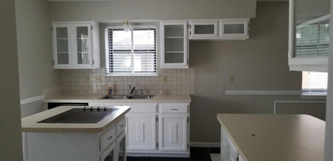 Building Photo - 16622 Glamis Ln