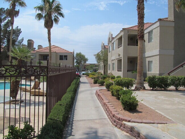 Building Photo - 2 BED 2 BATH DOWNSTAIRS APARTMENT  FOR REN...