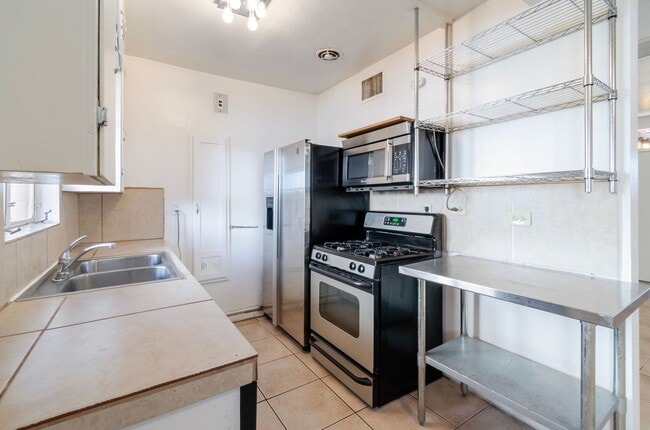 Building Photo - Private Home Steps away from U of A Campus!