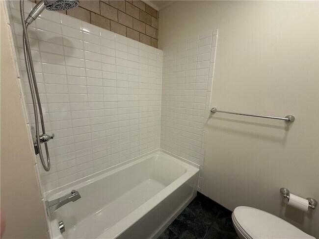 Building Photo - 260 Oak Ave