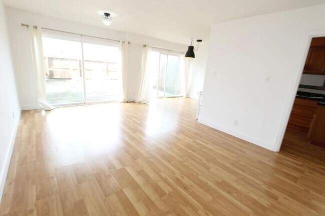 Building Photo - 592 Schwerin St