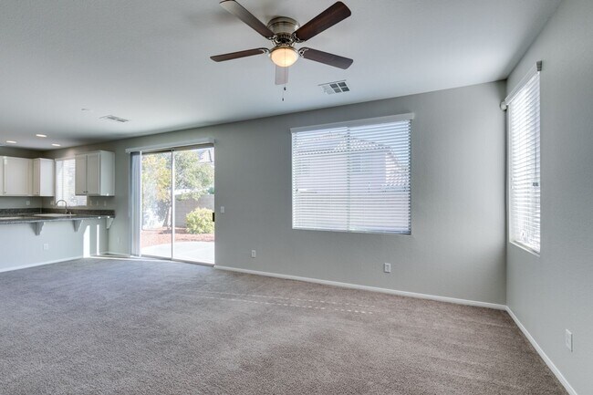 Building Photo - 3 bedroom + Den! Ready for immediate move ...