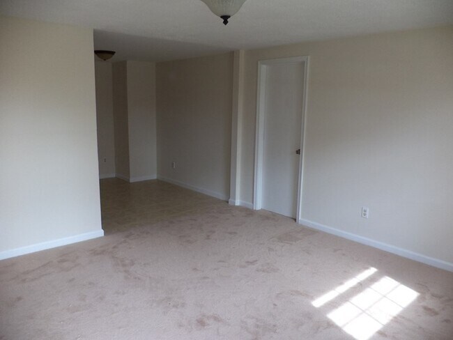 Building Photo - 4 Bedroom Single Family Home in Hampton