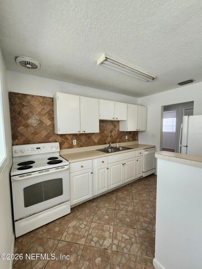 Building Photo - 1721 Hawaii Dr E