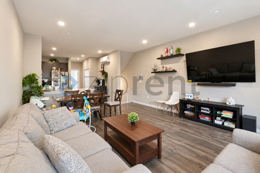 Building Photo - Unit G