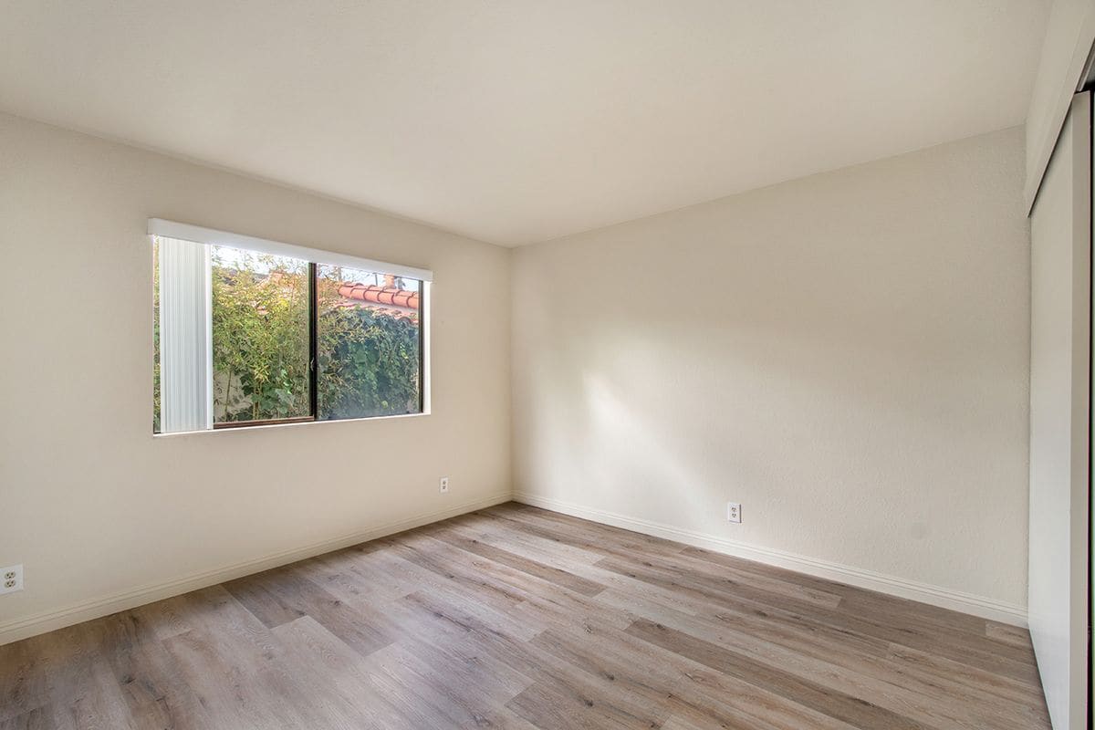 Building Photo - 325 Encino Ln