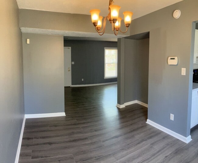 Building Photo - COMING SOON: Attractive Townhouse! 4 BR, 2...