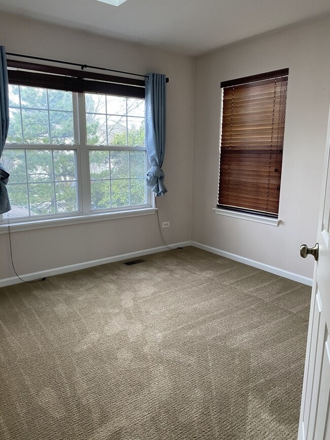 Building Photo - 2824 White Thorn Cir