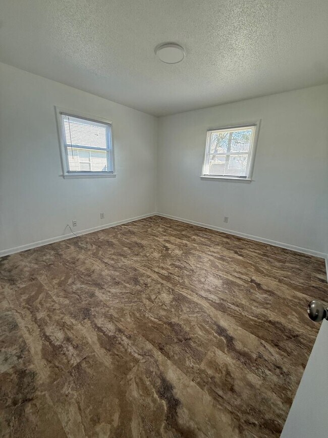 Building Photo - 104-104 N Birchwood Dr