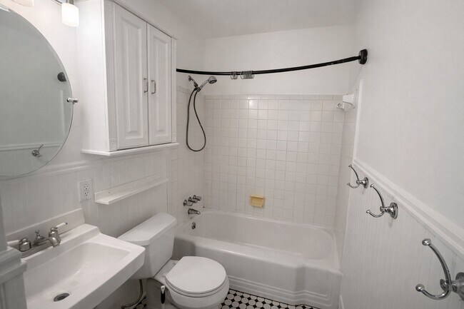 Building Photo - Beautifully Kept Historic Home!!