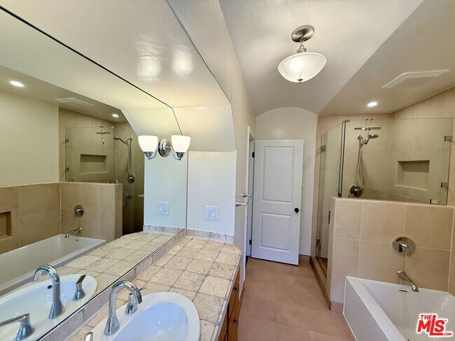 Building Photo - 1227 Ridgeley Dr