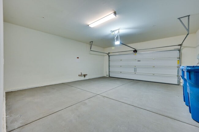 Building Photo - Green Valley!! Gated!! 4 Bedrooms!! Bed & Bath Downstairs!!  TANKLESS WATER HEATER!!! Covered pat...