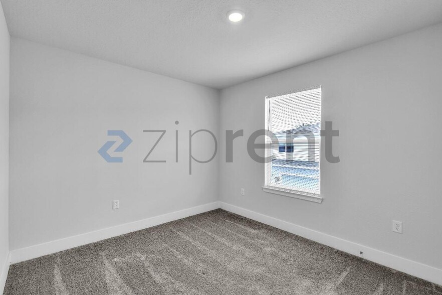 Building Photo - Unit