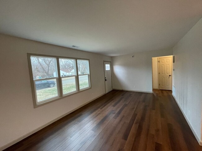 Building Photo - Update 3 Bed/1 Bath Home!