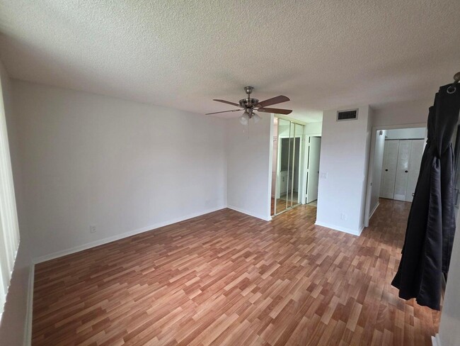 Building Photo - 3909 Victoria Dr