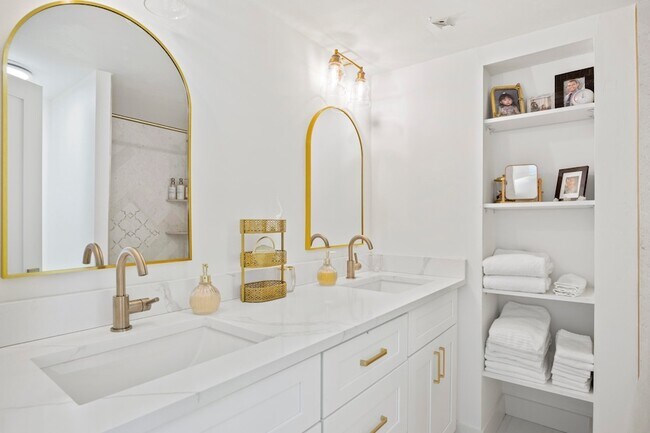 Building Photo - 5888 SE Riverboat Dr