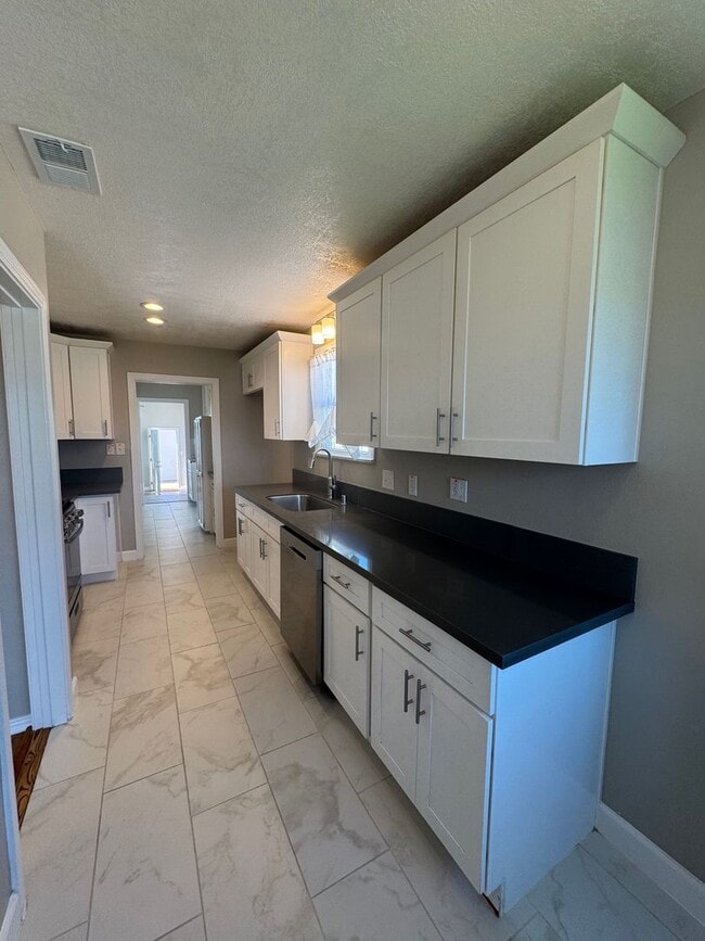 Building Photo - Large 4 bedroom 2 Bathroom for rent