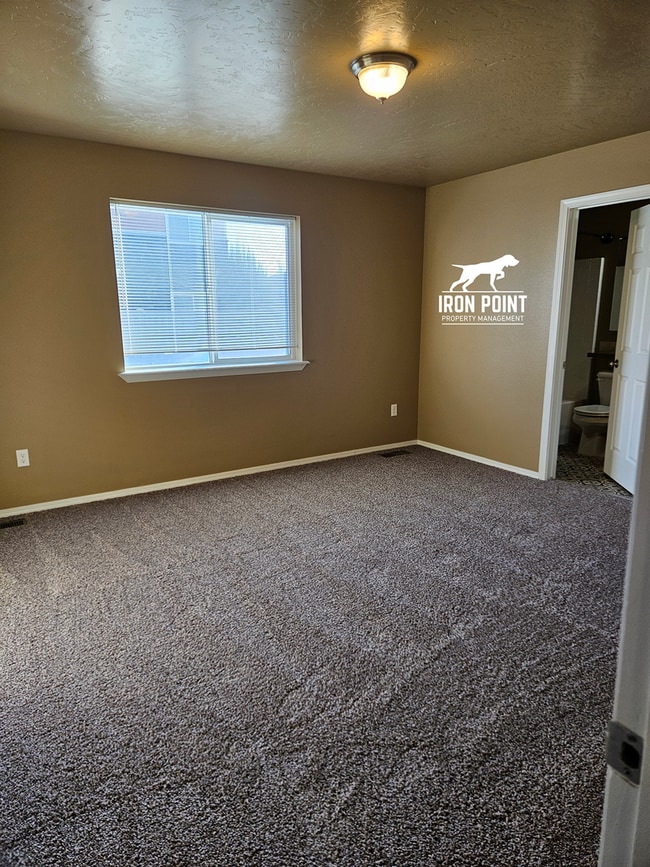 Building Photo - 3bed/2bath home w/bonus room, 2 car garage, fenced yard, and landscaping included.