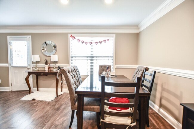 Building Photo - Three Bedroom in Magnolia Place!