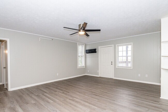 Building Photo - Beautifully renovated 2nd floor, 2 Bdr 1 bath unit in Maryville, TN - Available Early 2026!!