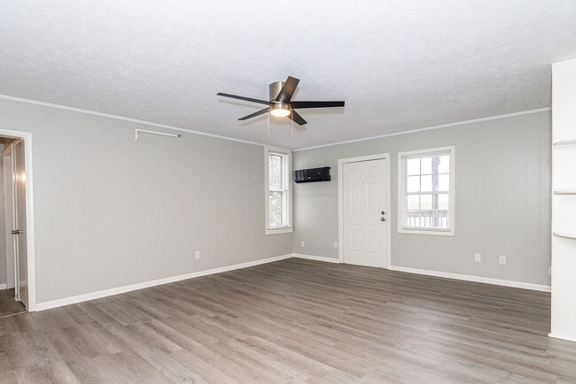 Building Photo - Beautifully renovated 2nd floor, 2 Bdr 1 bath unit in Maryville, TN - Available NOW!