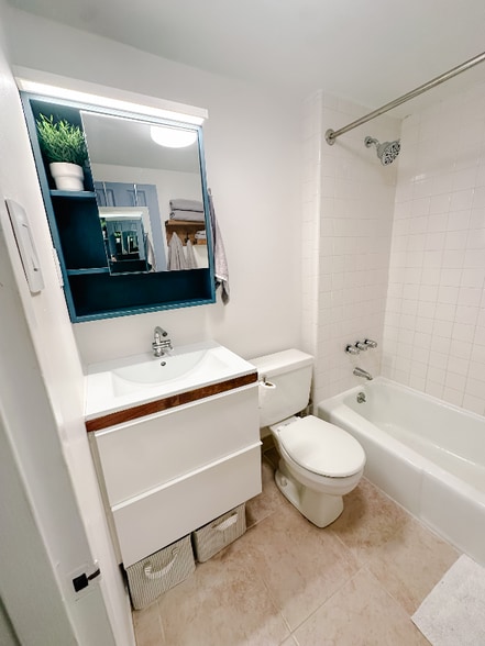 Building Photo - 331 E 92nd St