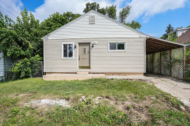 Building Photo - 3 Bedroom, 2 Bath Home in Grand Rapids! Available Now- Includes Washer and Dryer!