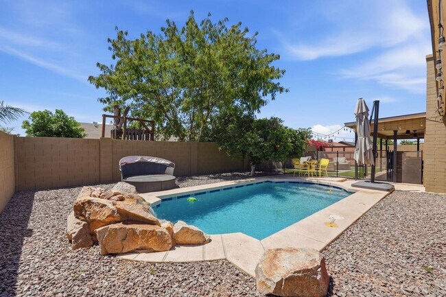 Building Photo - 2051 E Pueblo Ave