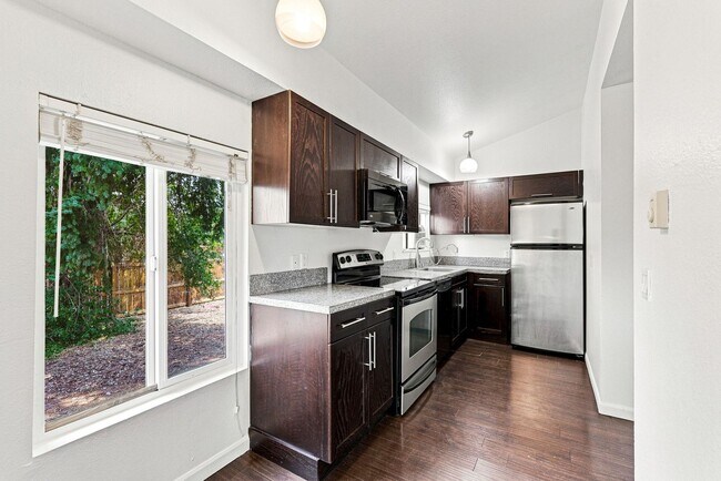 Building Photo - 2 Bed, 1 bath Available!