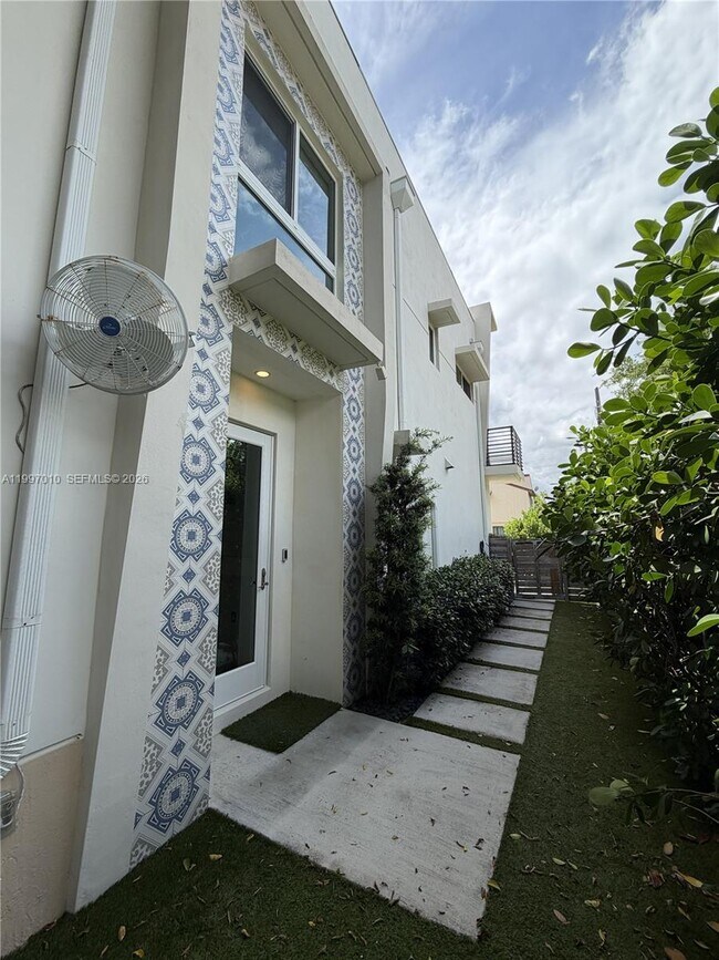 Building Photo - 540 SW 6th Ave