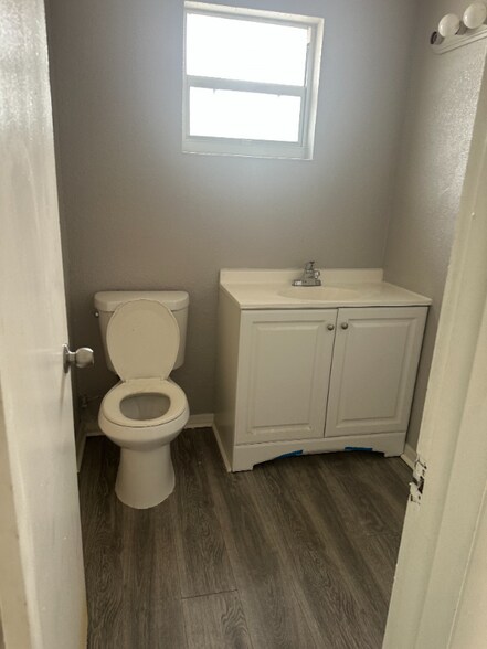 Primary Photo - 1064 N Tamiami Trl