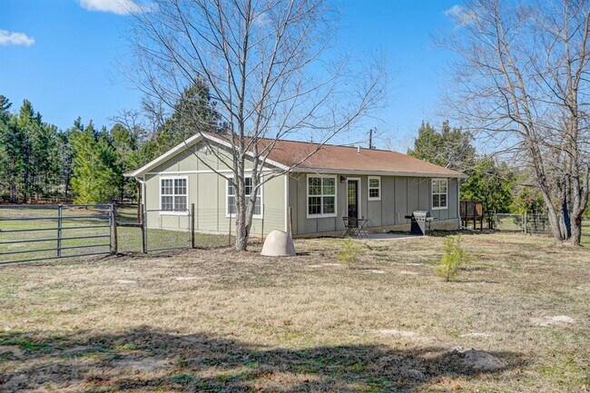 Building Photo - 460 Pine Tree Loop