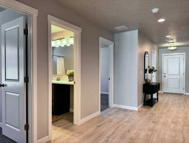 Building Photo - 10330 Crystal Ridge Dr