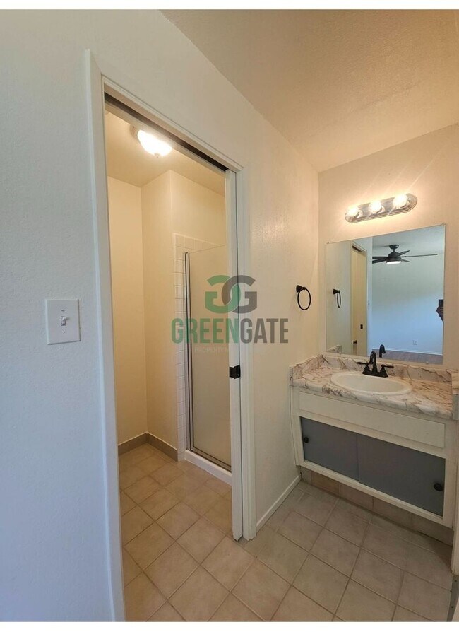 Building Photo - 3 BEDROOM 2 BATH HOME MOVE IN READY IN MOD...