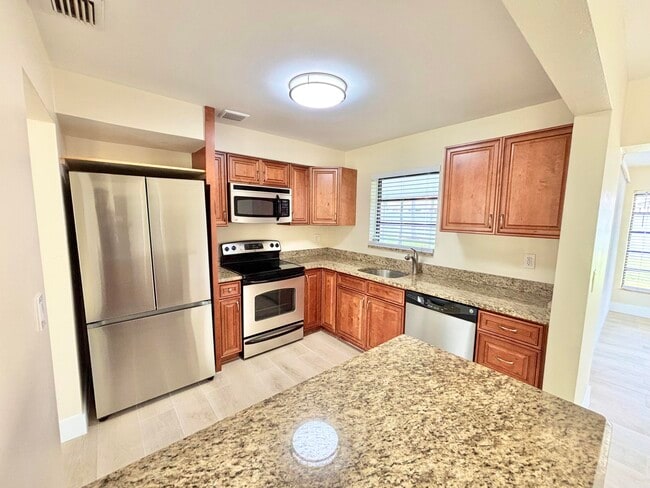 Building Photo - 2201 NE 5th Ave