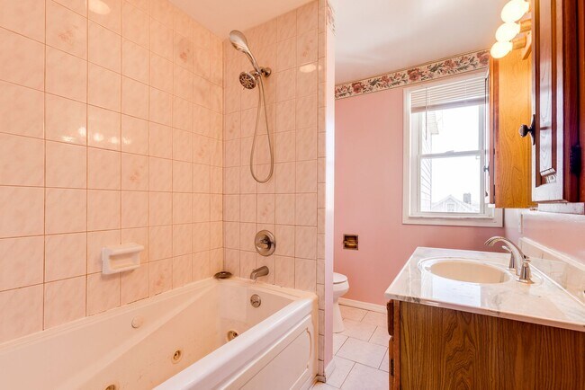 Building Photo - AVAILABLE NOW! 3 bed, 2 bath AMAZING House in Allentown!!!