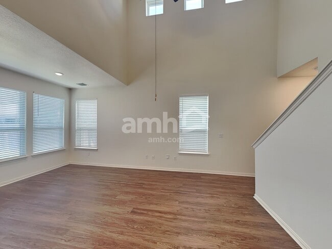 Building Photo - 2721 Meadowood Heights