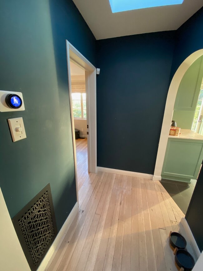 Building Photo - 1521 Parmer Ave