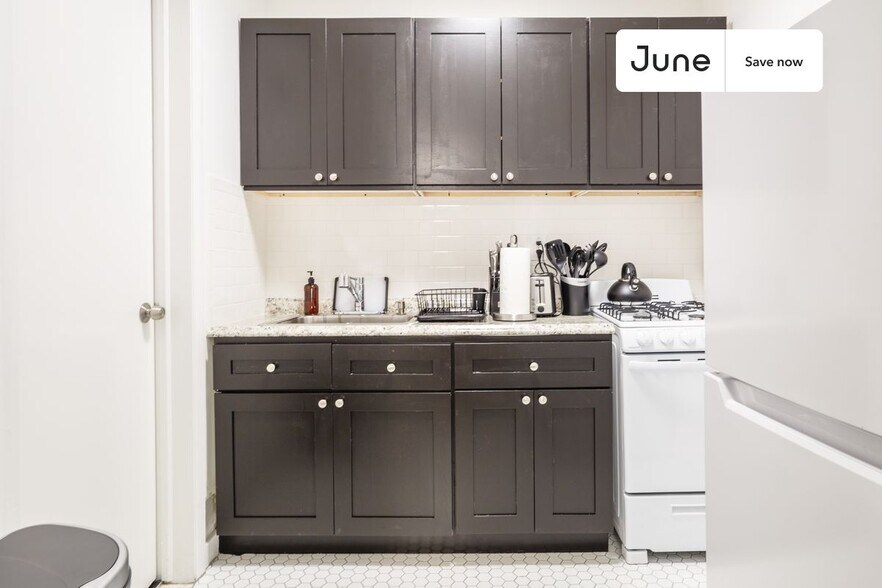 Building Photo - 154 W 76th St