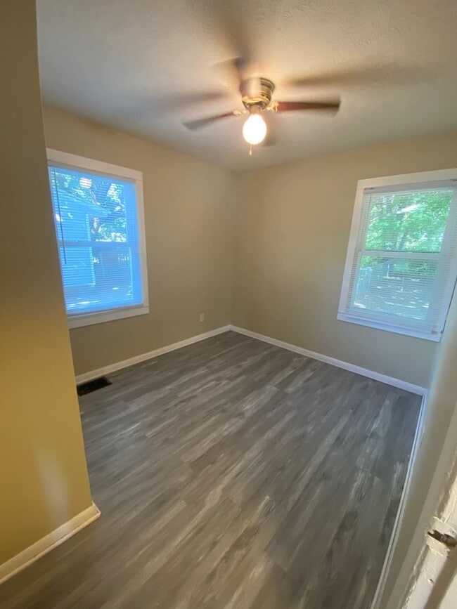 Building Photo - 2 Bedroom House!