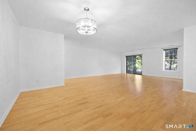 Building Photo - 140 Field Point Rd