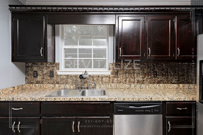 Building Photo - Creole Style 3 Bed 2.5 Bath Home on Oversized Lot